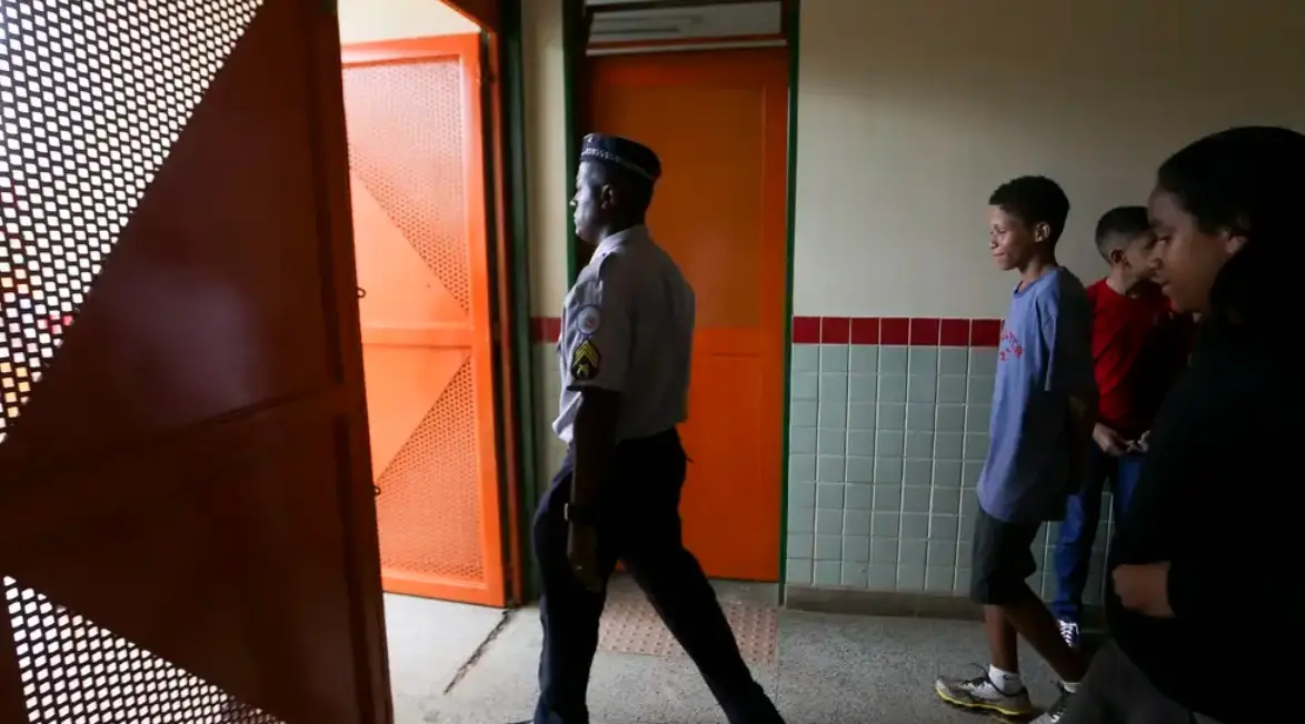 Justiça mantém decisão do Tribunal de Contas e interrompe programa de escolas cívico-militares