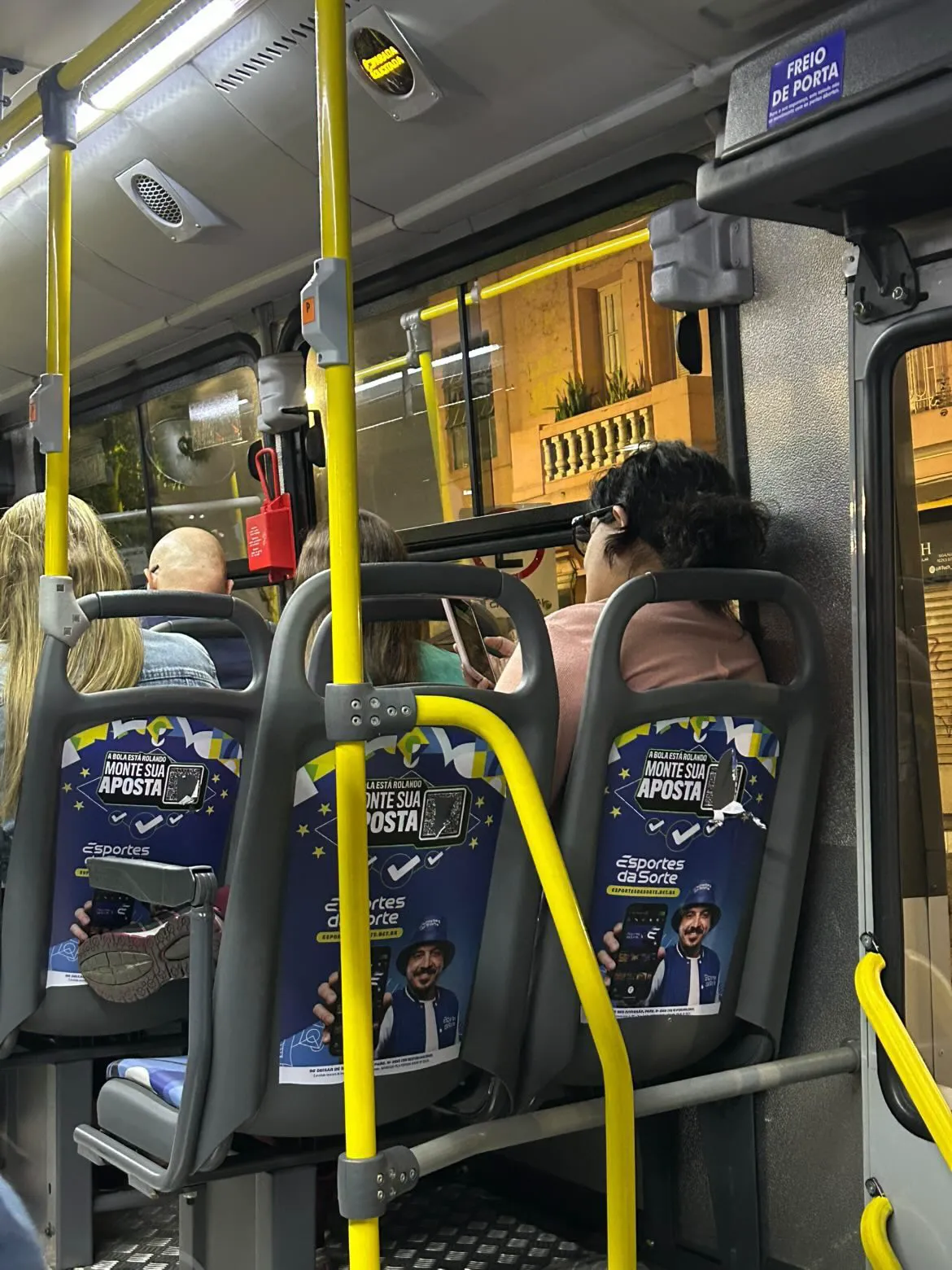 Propaganda de bet no ônibus da linha 1502, em BH. Foto: Igor Souza