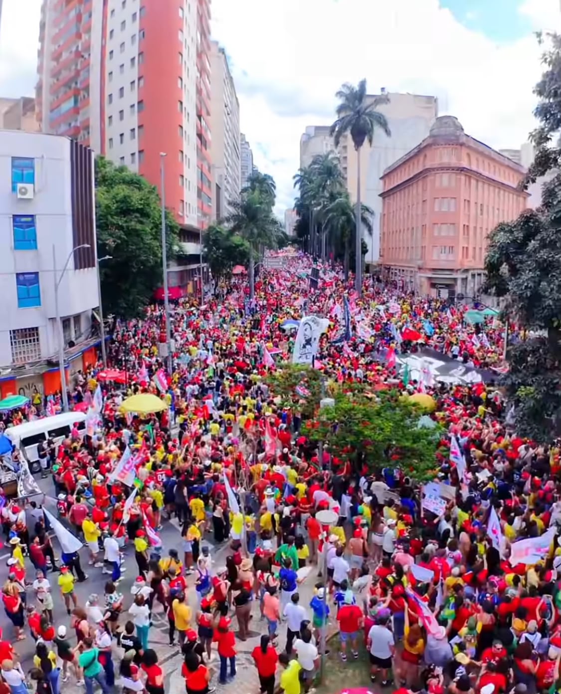 Ato pela democracia reúne milhares de pessoas nas ruas de Belo Horizonte neste domingo
