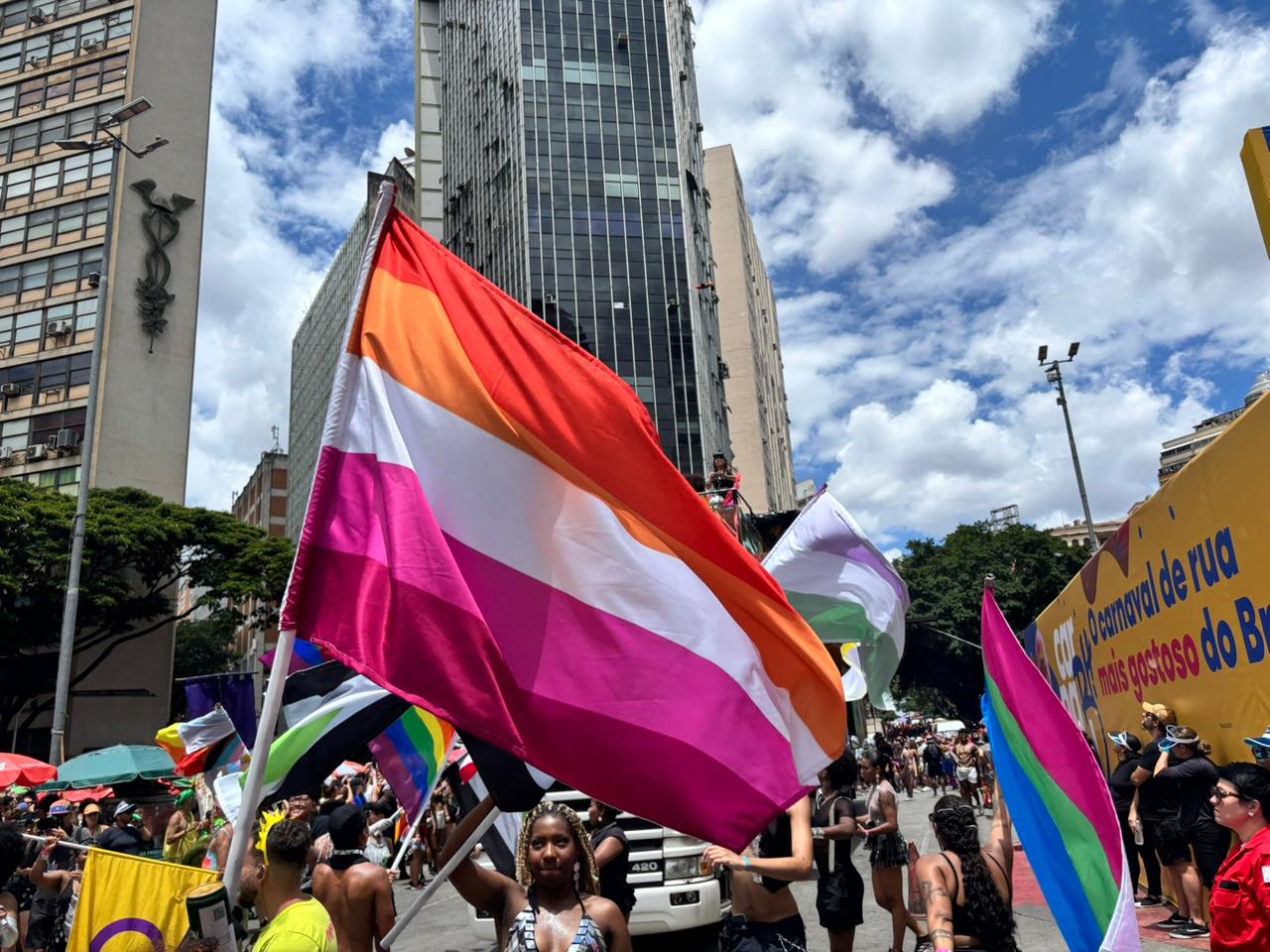 Abalô-caxi coloca coral na avenida com hinos LGBT+