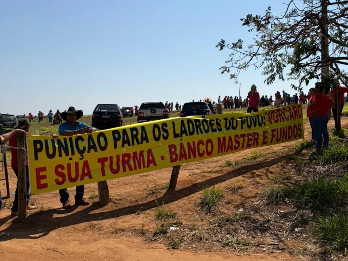 20 minutos pra sair: PM de Mateus Simões retira famílias de terreno ligado ao Banco Master em Uberlândia
