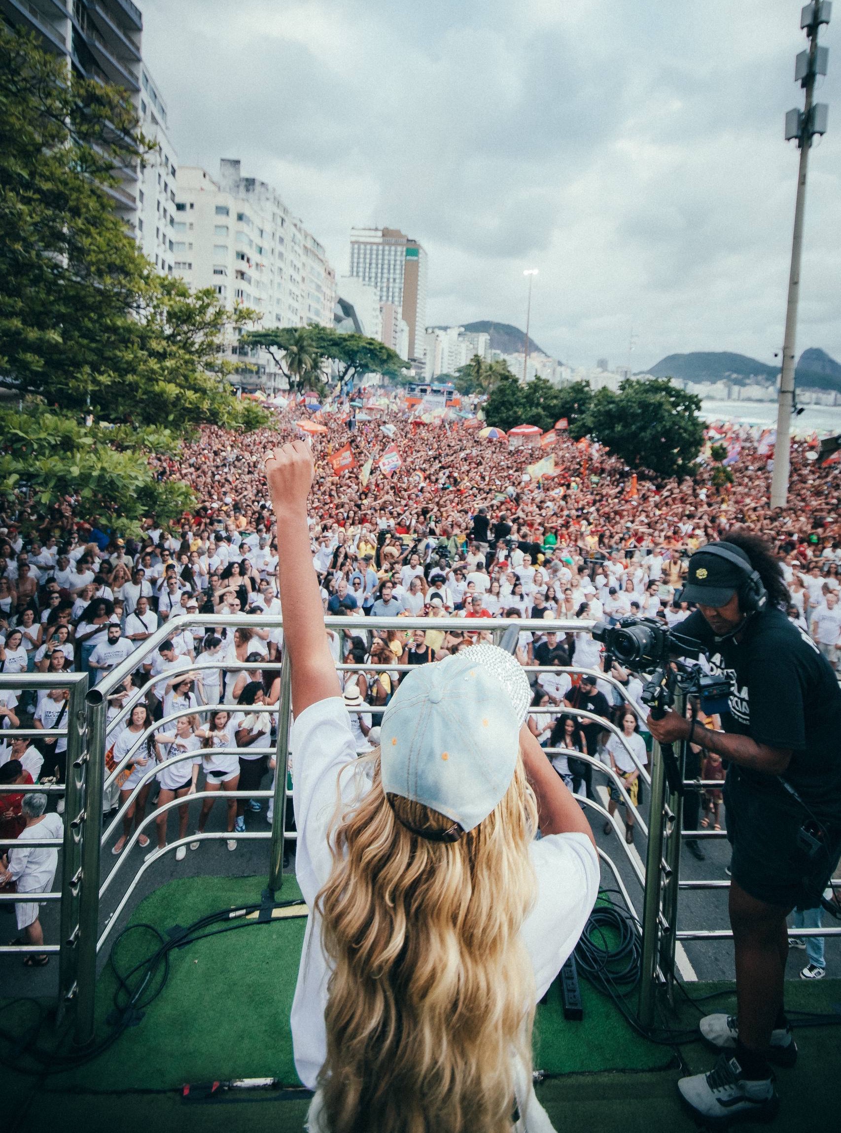 Rapper Elbony se apresenta no Ato pela democracia no Rio de Janeiro. Foto: Maria Paula Freire 
