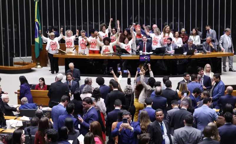 Histórico! Fim da escala 6x1 é aprovado na Câmara; entenda o que muda