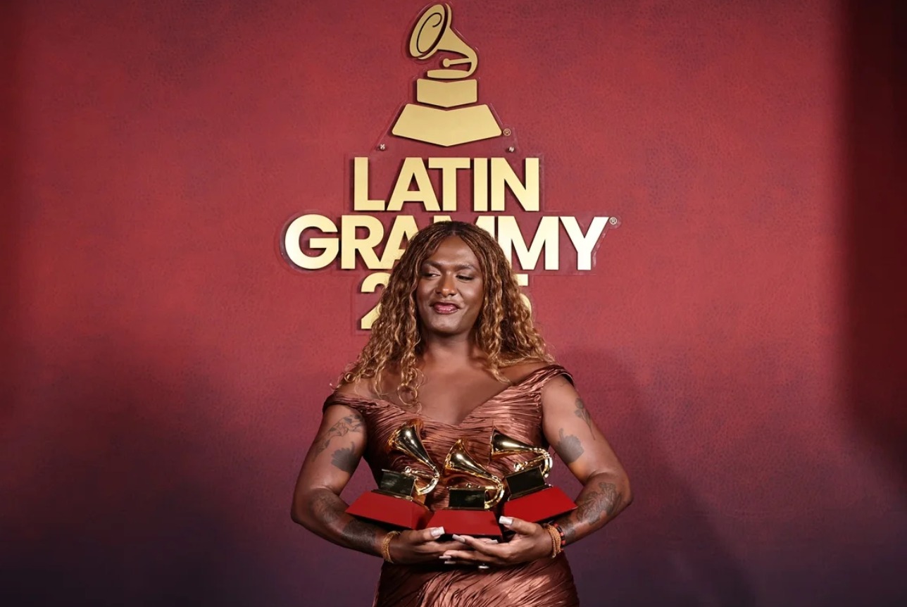 A cantora Liniker com os gramofones conquistados no Grammy Latino 2025(Foto: Greg Doherty/Getty Images)